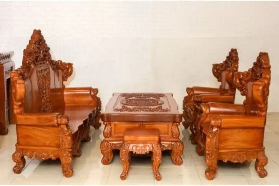Bàn ghế gỗ hoàng gia cánh bướm tỷ mỷ và cầu kỳ