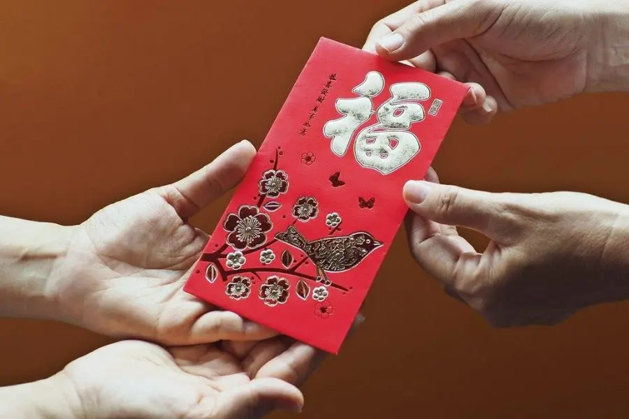 Phong tục lì xì và mừng tuổi là không thể thiếu trong thời khắc giao thừa bước sang năm mới.