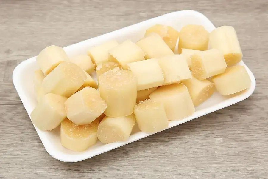 Cho khúc mía vừa chẻ vào tủ lạnh để bảo quản