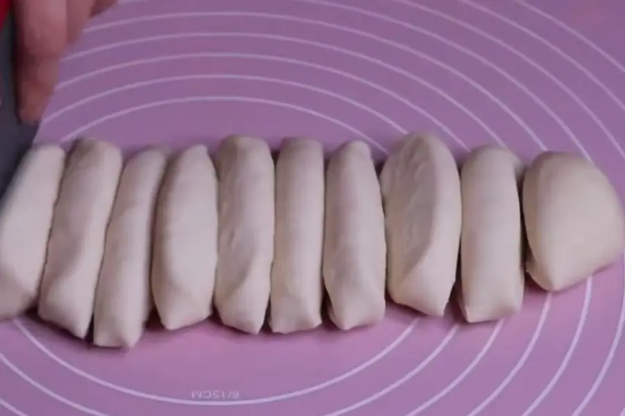 Chia bột thành các phần bằng nhau.