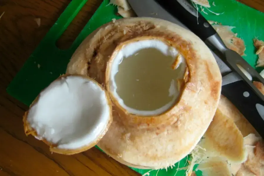 Cắt phần đầu trái dừa tươi
