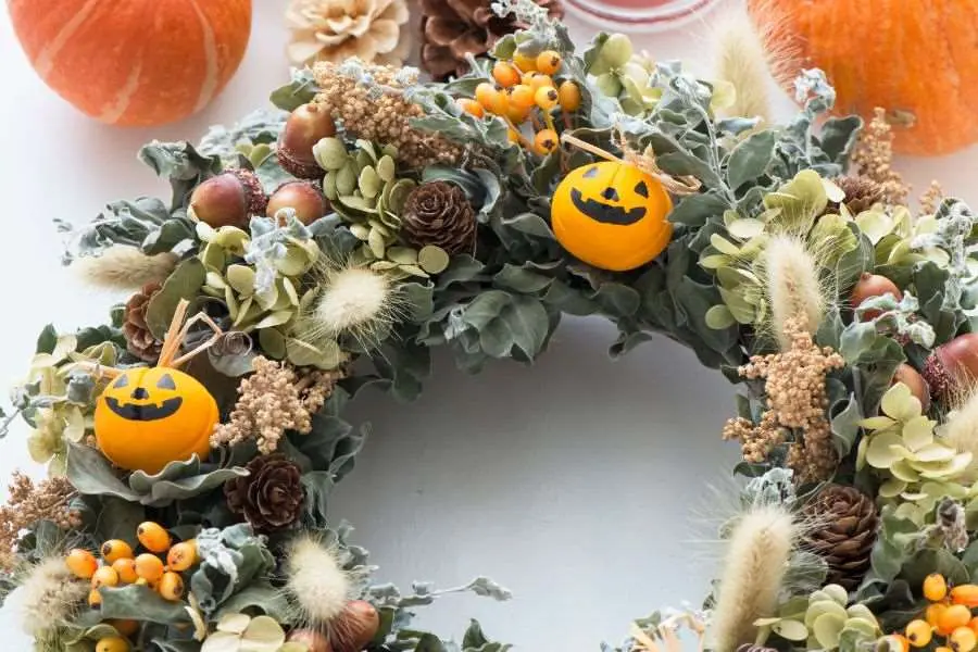 Vòng hoa ma quái, độc lạ trang trí cho ngày lễ Halloween.