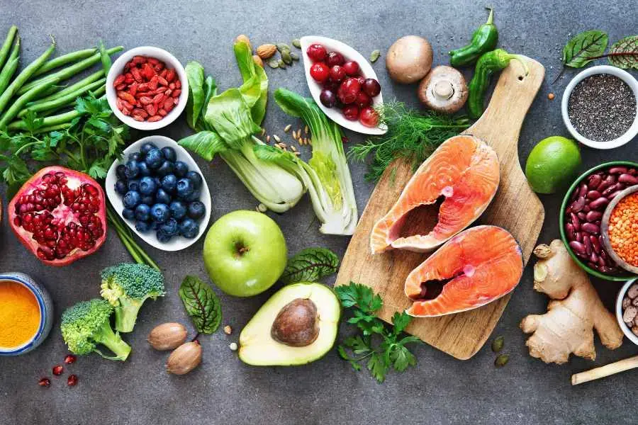 Nên ăn thực phẩm giàu protein, ít carb và chất béo.