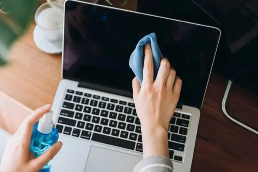 Dùng khăn vi sợi lau màn hình laptop dễ dàng hơn