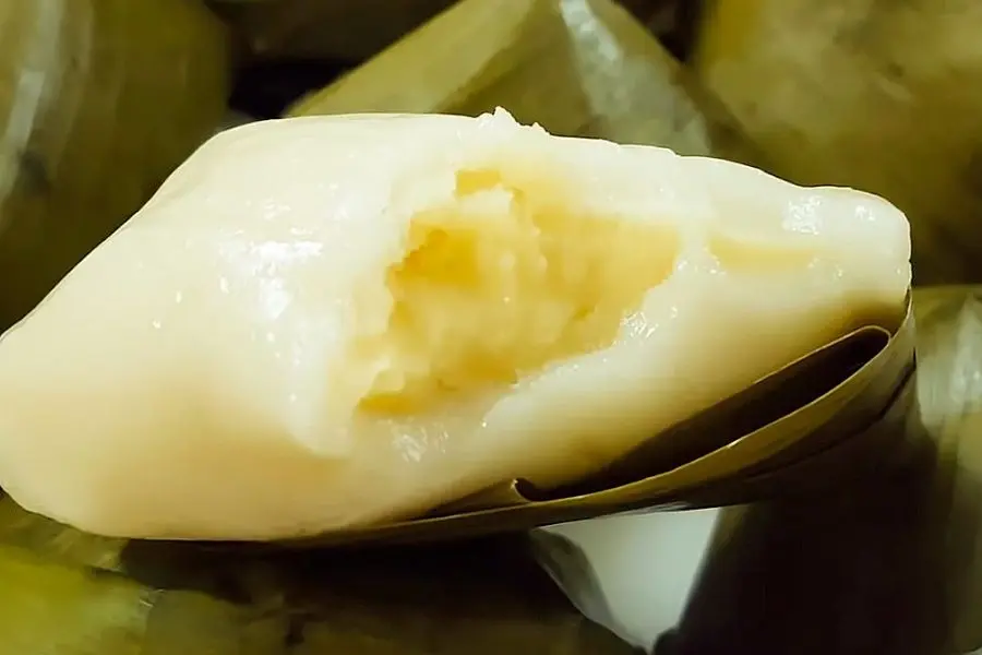 Bánh nếp nhân đậu xanh là món bánh quen thuộc của người dân Việt Nam trong các dịp Lễ lớn hoặc Giỗ.