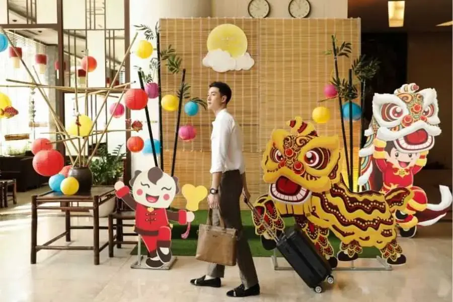 Treo những chiếc đèn lồng ở hành lang là ý tưởng đơn giản trang trí trung thu công ty.