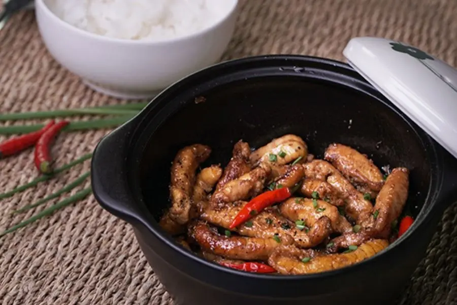 Trứng cá kho tộ hấp dẫn.