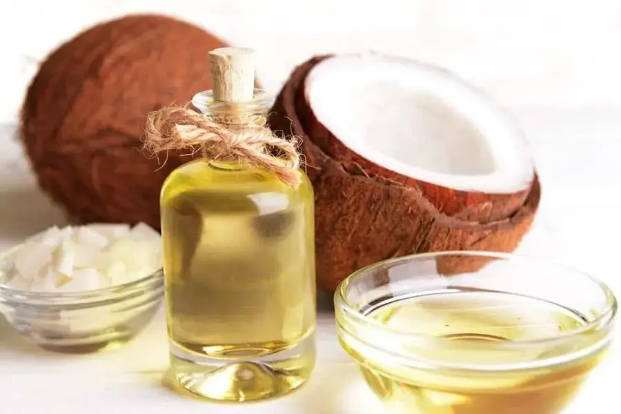 Dầu dừa mang lại nhiều lợi ích và là mỹ phẩm tự nhiên của nhiều chị em phụ nữ