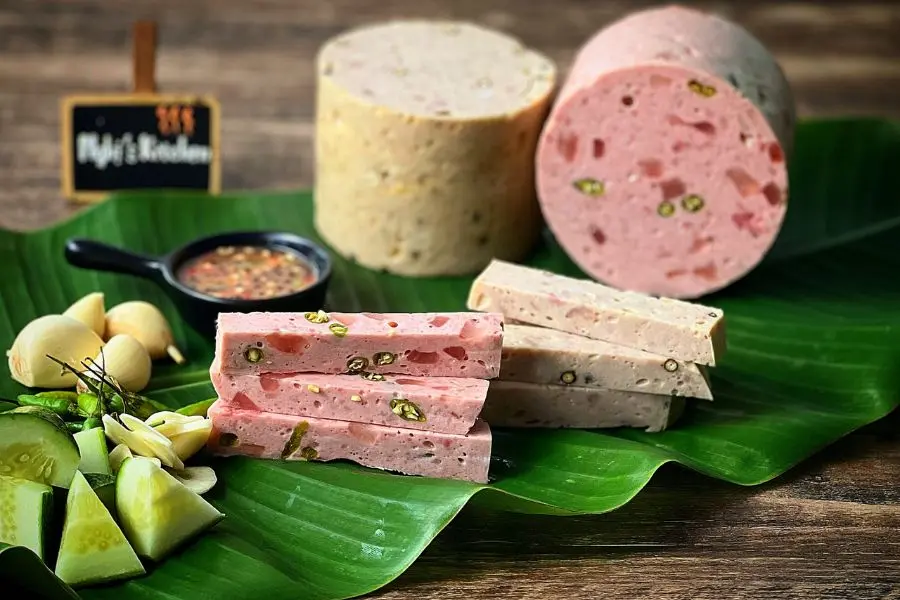 Chả bò là một món ăn đặc sản Tết miền Trung gây thương nhớ.