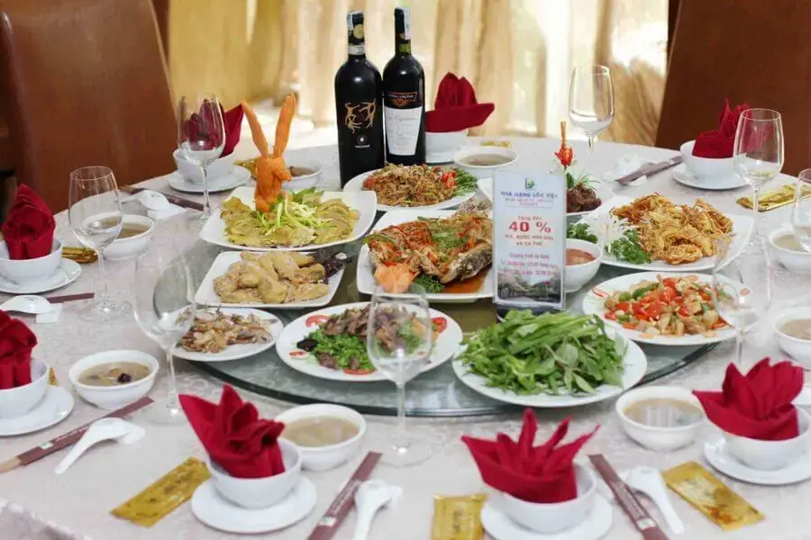 Set menu tiệc cưới của người miền Nam mang phong cách dân dã.
