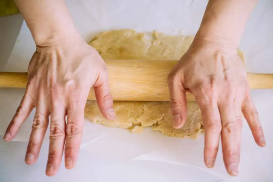 Cán mỏng vỏ bánh và đặt nhân bánh vào giữa.