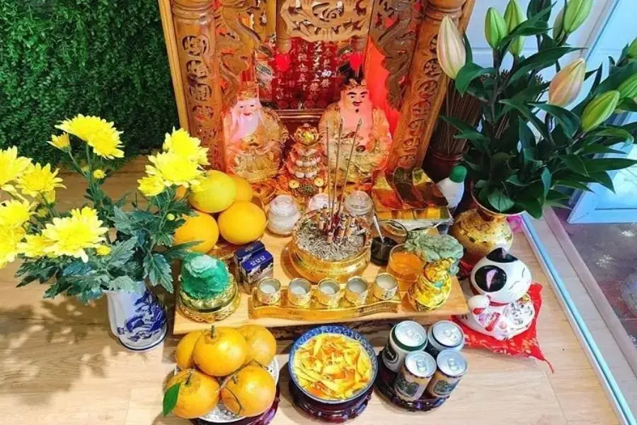 Bàn thờ thần tài bằng gỗ thông.