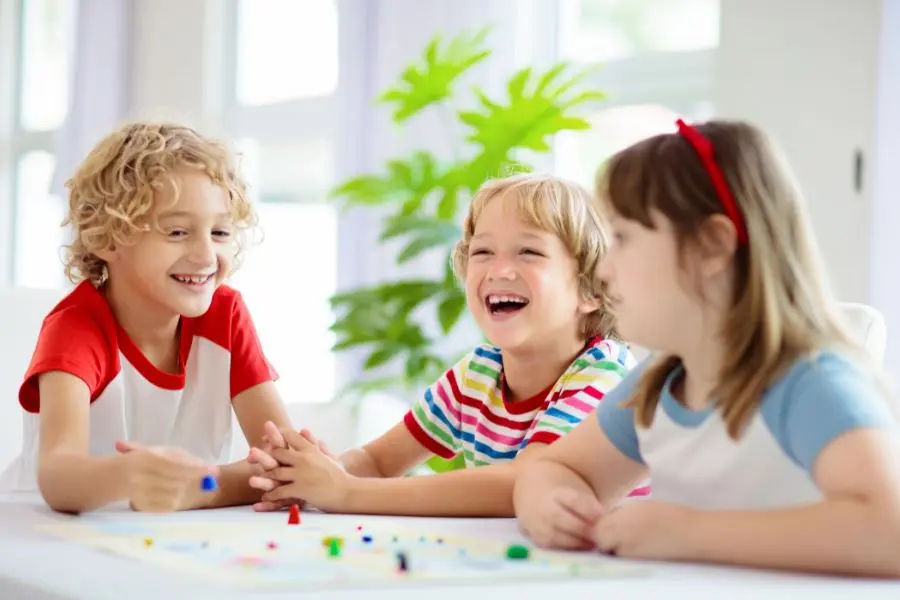 Những câu hỏi về Giáng Sinh dành cho trẻ em đơn giản, thú vị.