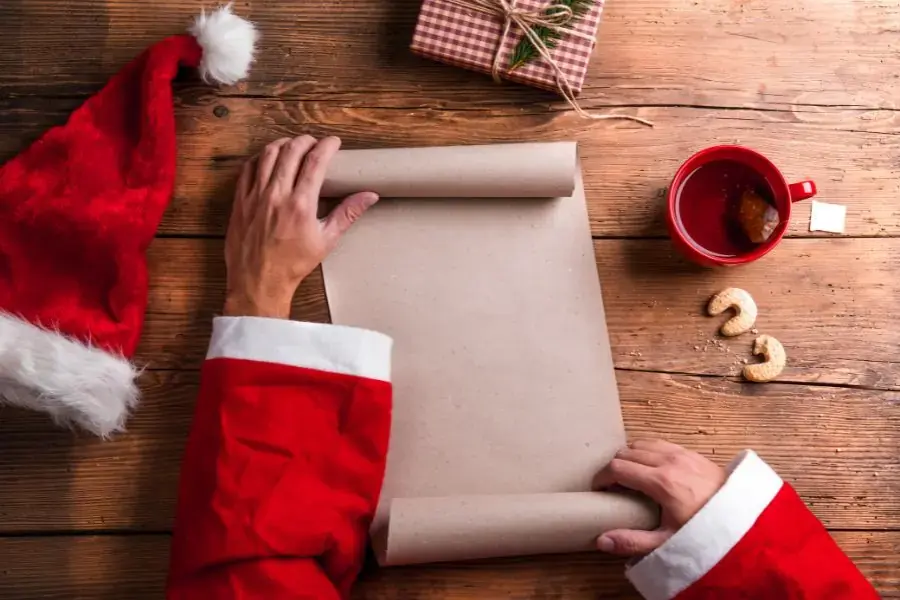 Bắt khoảnh khắc ngọt ngào khi các bé đọc những mẫu thư Ông già Noel đáng yêu.
