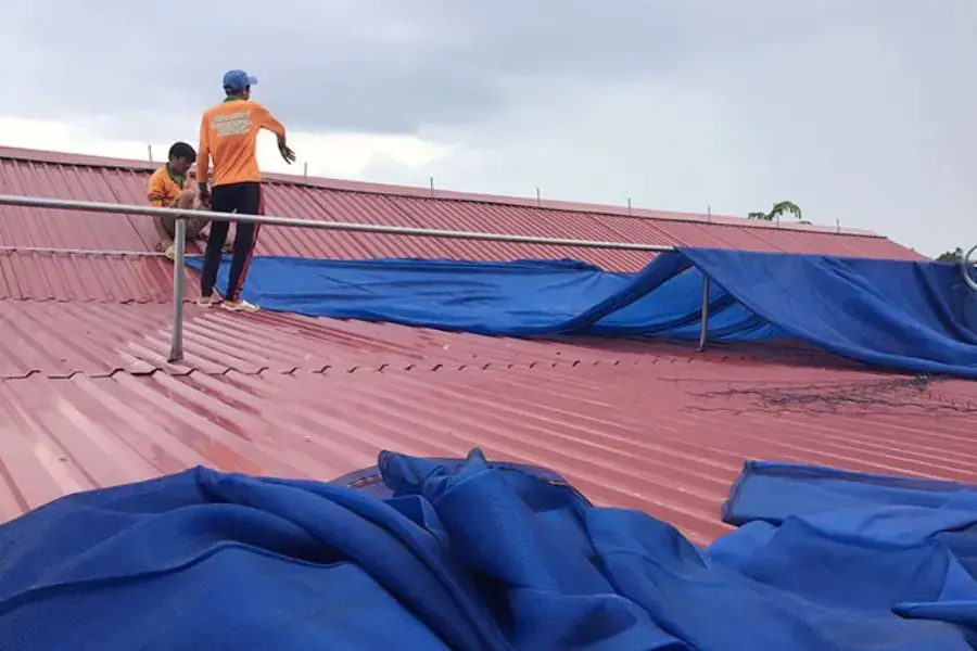 Sử dụng bạt che mái tôn để giảm nắng nóng mùa hè.