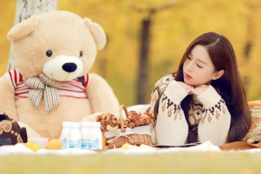 Concept chụp ảnh picnic ngoài trời cùng gấu bông.