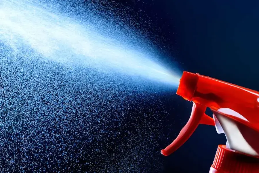 Dùng một loại hóa chất tẩy rửa cho tất cả màn hình tivi (nguồn: Shutterstock.com)