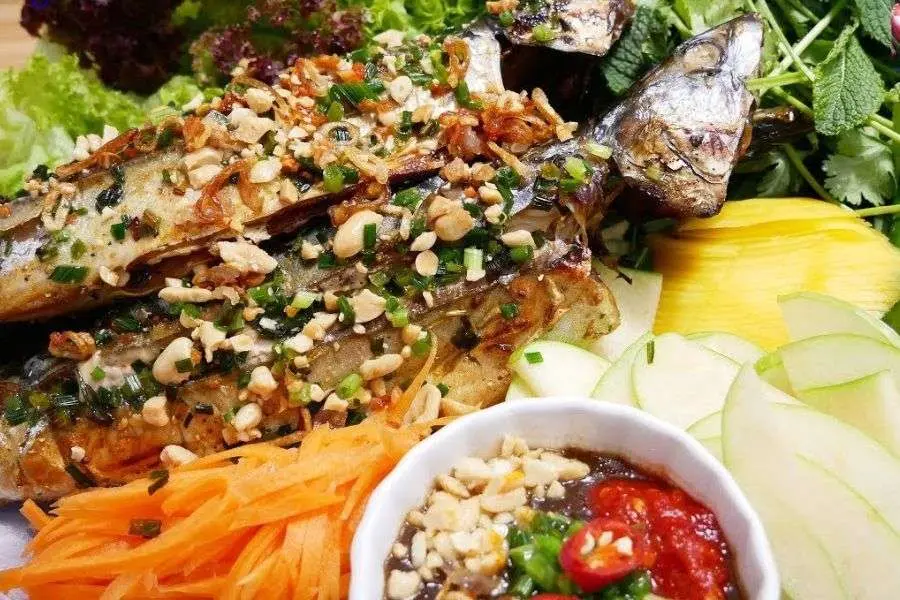 Cá nục nướng mỡ hành thơm ngọt và chắc thịt cùng nước chấm đậm đà.