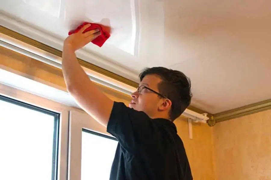 Lau sạch trần nhà trước khi lắp hệ thống cách nhiệt