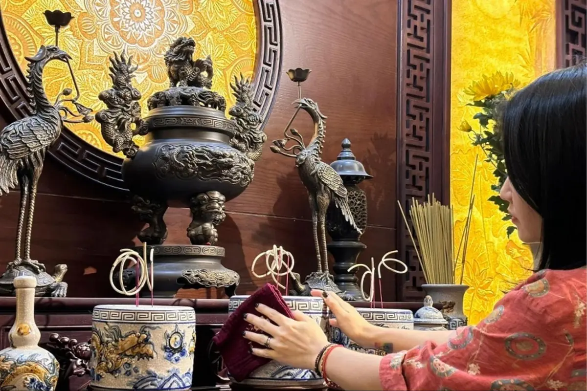 Gia đình nên lau dọn bàn thờ trước lễ cúng rằm để giữ không gian thờ cúng sạch sẽ, trang nghiêm.