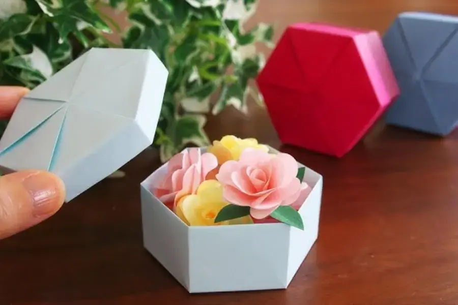 Mẫu thiết kế hộp giấy đơn giản nhưng không kém phần sang trọng.