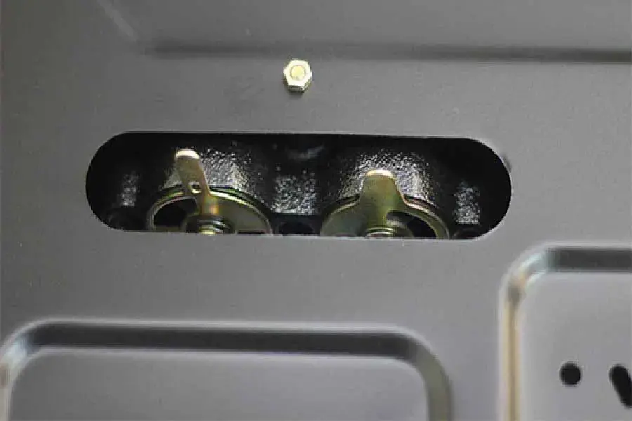 Lá chắn gió bếp ga bị lệch cũng gây nên lửa đỏ làm bếp ga bị đen nồi (nguồn: Bếp Việt)