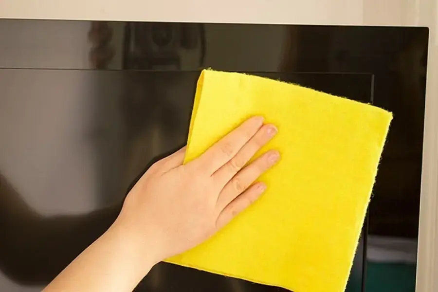 Chọn khăn lau kính để vệ sinh cho màn hình tivi tránh chọn loại khăn vải quá cứng hoặc bẩn, có thể gây ảnh hưởng đến màn hình ( Nguồn: Điện Máy ABC)