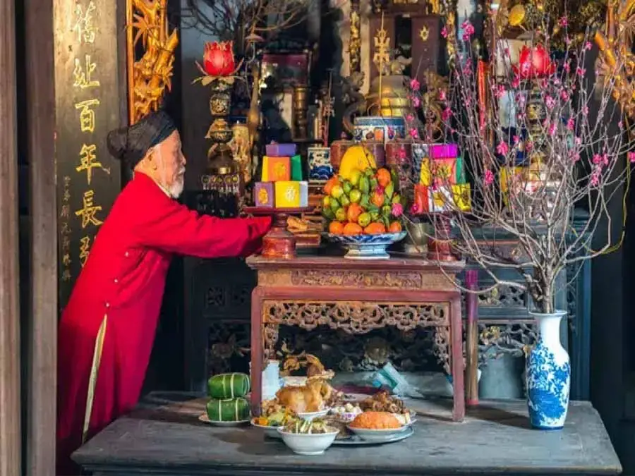 Dọn dẹp bàn thờ cuối năm và chuẩn bị cho bàn thờ được tươm tất ngày Tết là cách để chúng ta hướng về cội nguồn (Nguồn: Afamily)