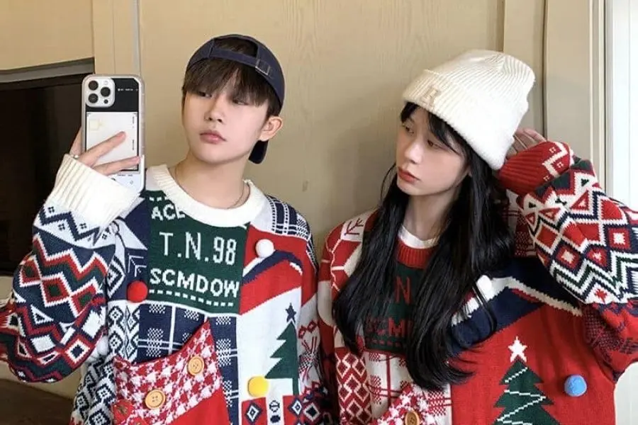 Chụp ảnh Noel cặp đôi qua gương cũng là ý tưởng hay.