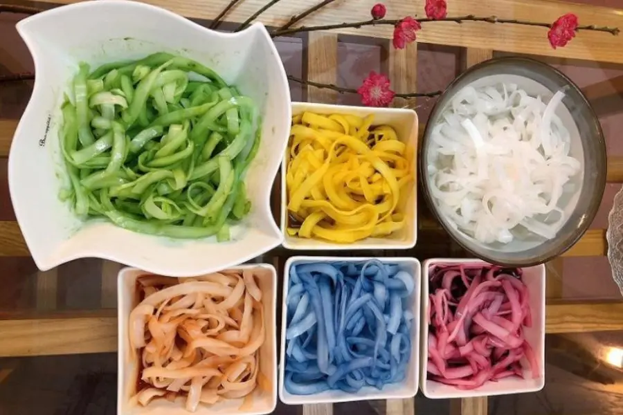 Ngâm dừa từ 3 - 4 tiếng vào màu đã chuẩn bị, tách riêng từng màu.