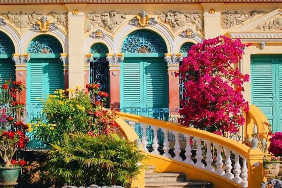 Đến với nhà thờ Bình Thủy, bạn sẽ được chiêm ngưỡng kiến trúc cổ điển và lưu giữ những bức ảnh đậm chất cổ xưa.