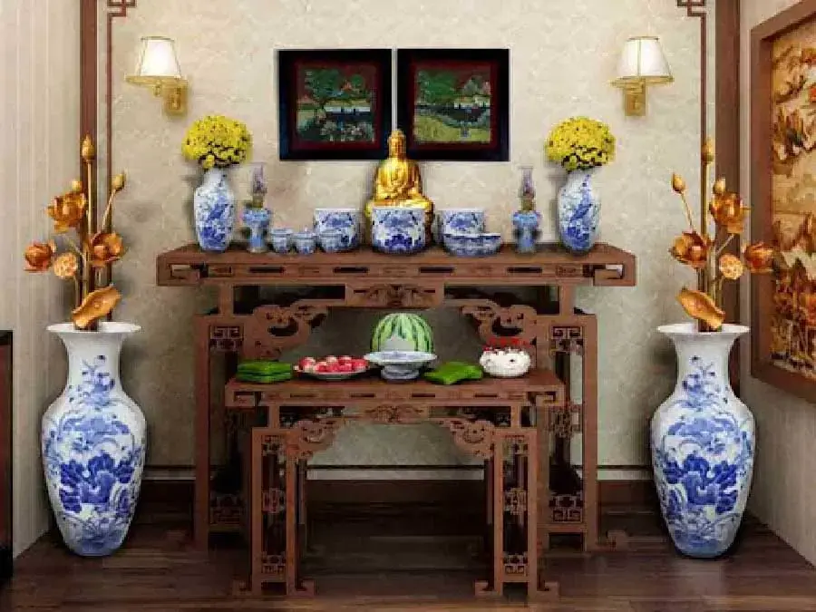 Trang trí bàn thờ ngày Tết với bát hương chất liệu gốm hoặc đồng để mang lại may mắn cho gia đình.
