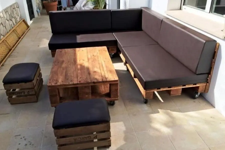 Bộ Sofa làm bằng gỗ Pallet ở ngoài trời có bánh xe tiện dụng.