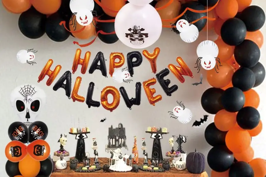 Trang trí Halloween bằng bong bóng.