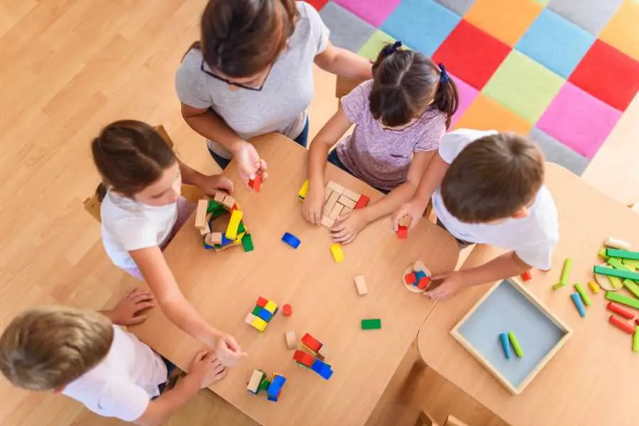 Góc lắp ghép với các mô hình gỗ nhiều màu sắc khác nhau.