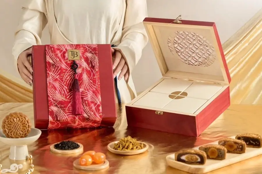 Set bánh và trà là món quà Trung Thu truyền thống, phù hợp để tặng đối tác và khách hàng.
