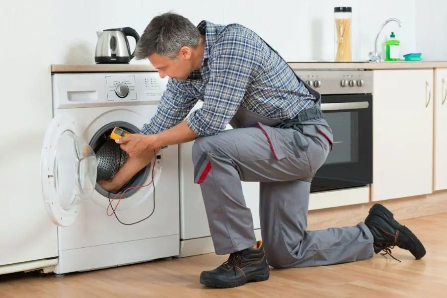 Hạn chế sử dụng máy giặt LG vào giờ cao điểm giúp tránh quá tải nguồn điện.