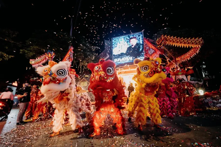 Múa lân sư rồng rộn ràng trong đêm Trung Thu.