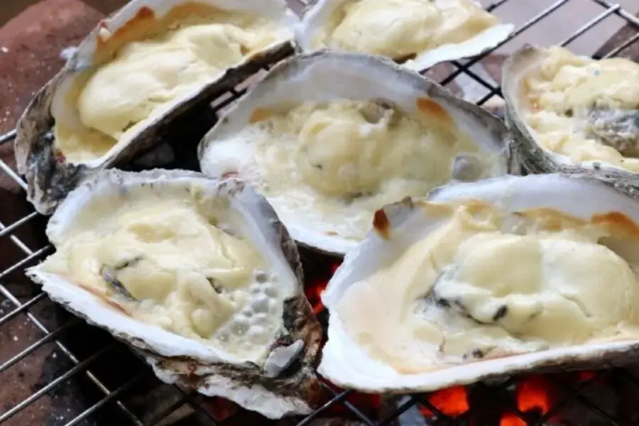 Kết hợp phô mai con bò cười với hàu nướng thơm ngon.