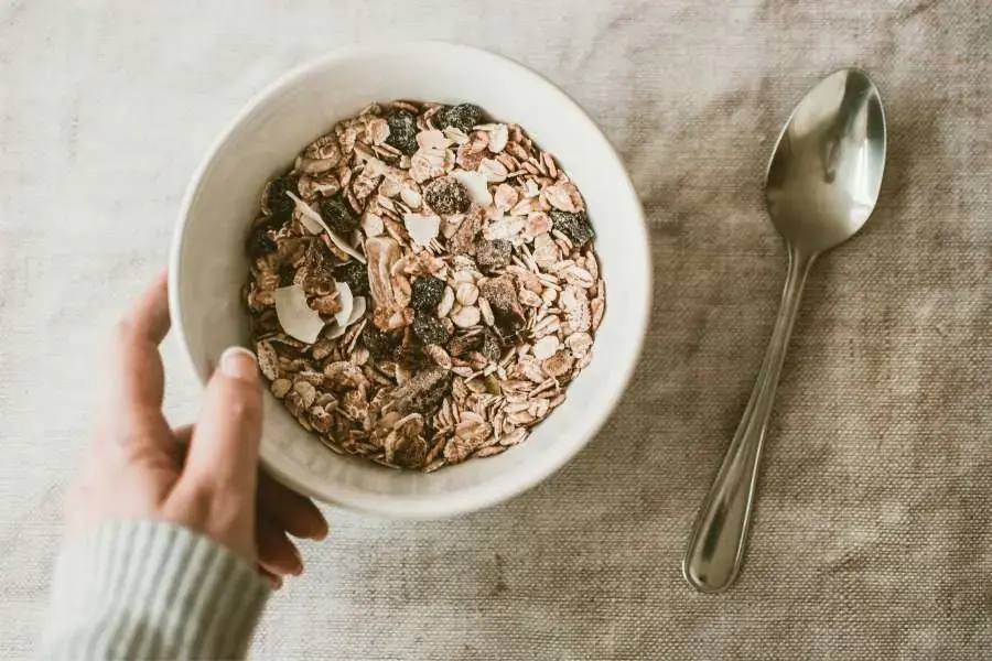 Trong bữa ăn phụ có thể dùng ngũ cốc cùng ít sữa chua vừa dễ ăn,chứa axit folic nhiều lại hỗ trợ cho hệ đường ruột nếu bị táo bón.