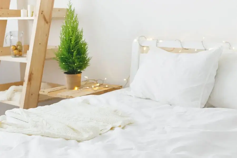 Quấn dây đèn led trên đầu giường ngủ làm không gian trở nên lung linh hơn (Nguồn: Shutterstock)