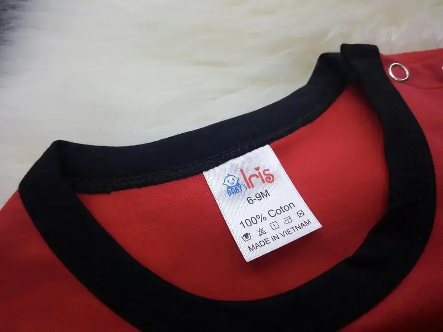Cần đọc trước những lưu ý trên nhãn mác quần áo trước khi giặt (Ảnh: babytoiyeu.com)