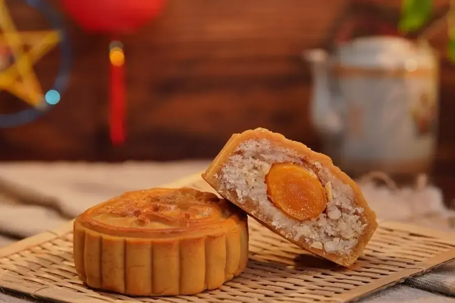 Bánh Trung Thu nhân sữa dừa béo ngậy, thơm ngon.