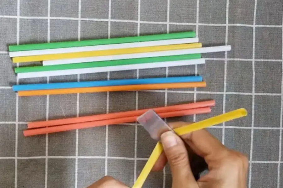 Dùng thước vuốt dẹp ống hút