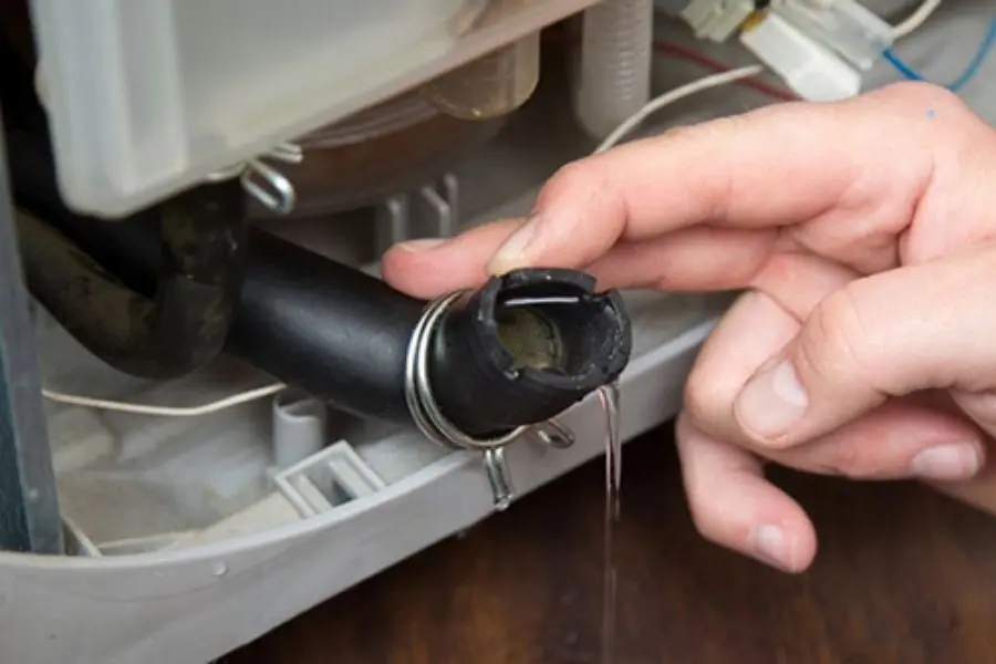 Lỗi E5 xảy ra khi ống dẫn nước bị tắc nghẽn bởi bụi bẩn và rác thừa.
