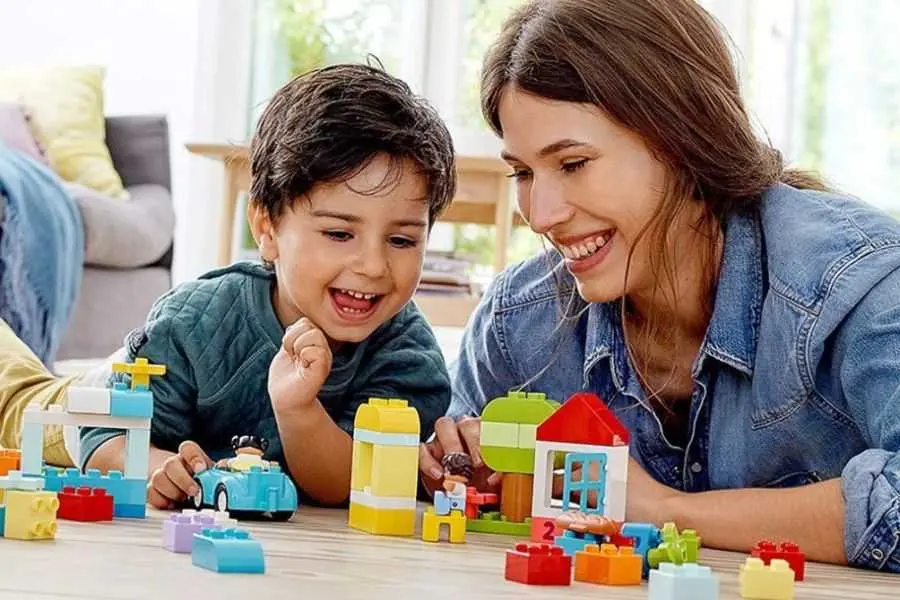 Độ tuổi này bé cần phát triển tư duy nhận thức nên cần chọn đồ chơi phù hợp.