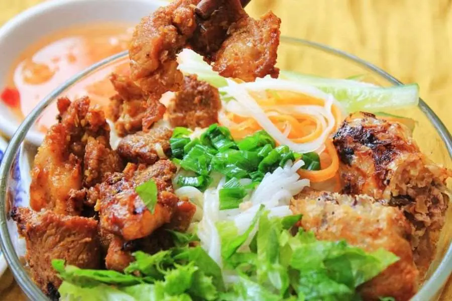 Ăn bún thịt nướng vừa phải, kết hợp cùng tập luyện hợp lý sẽ không gây béo phì.