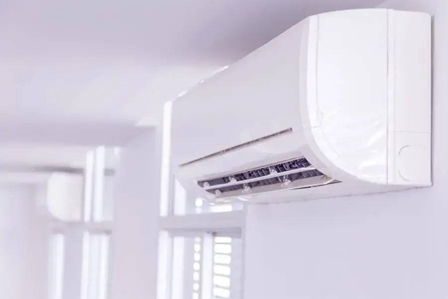 Làm sạch hệ thống cánh đảo gió Toshiba.