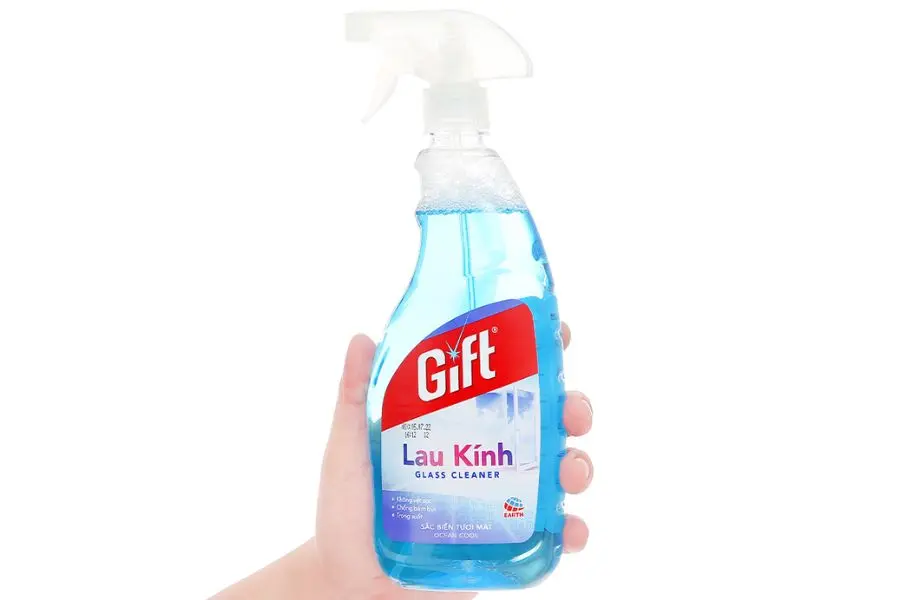 Nước lau kính giúp loại bỏ bụi bẩn và giúp làm sáng trang sức bạc.