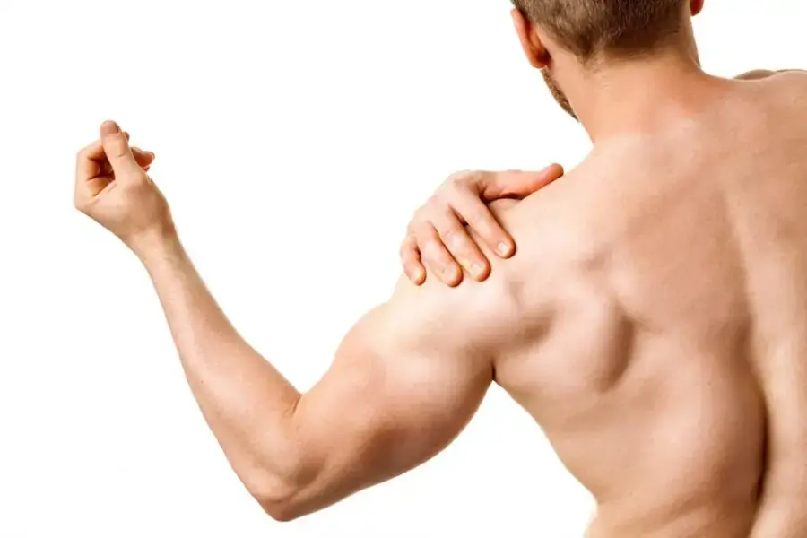 Thoa tinh dầu sả lên vùng da bị đau giúp máu dễ lưu thông (Hình ảnh: Swequity)